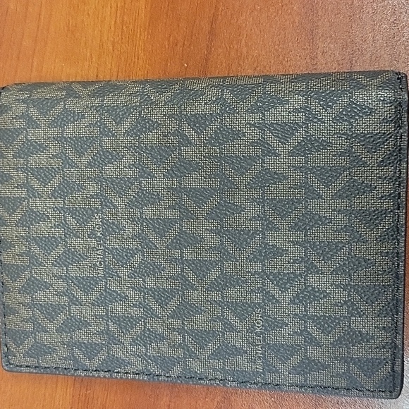 Michael Kors Passport Holder - Picture 2 of 4